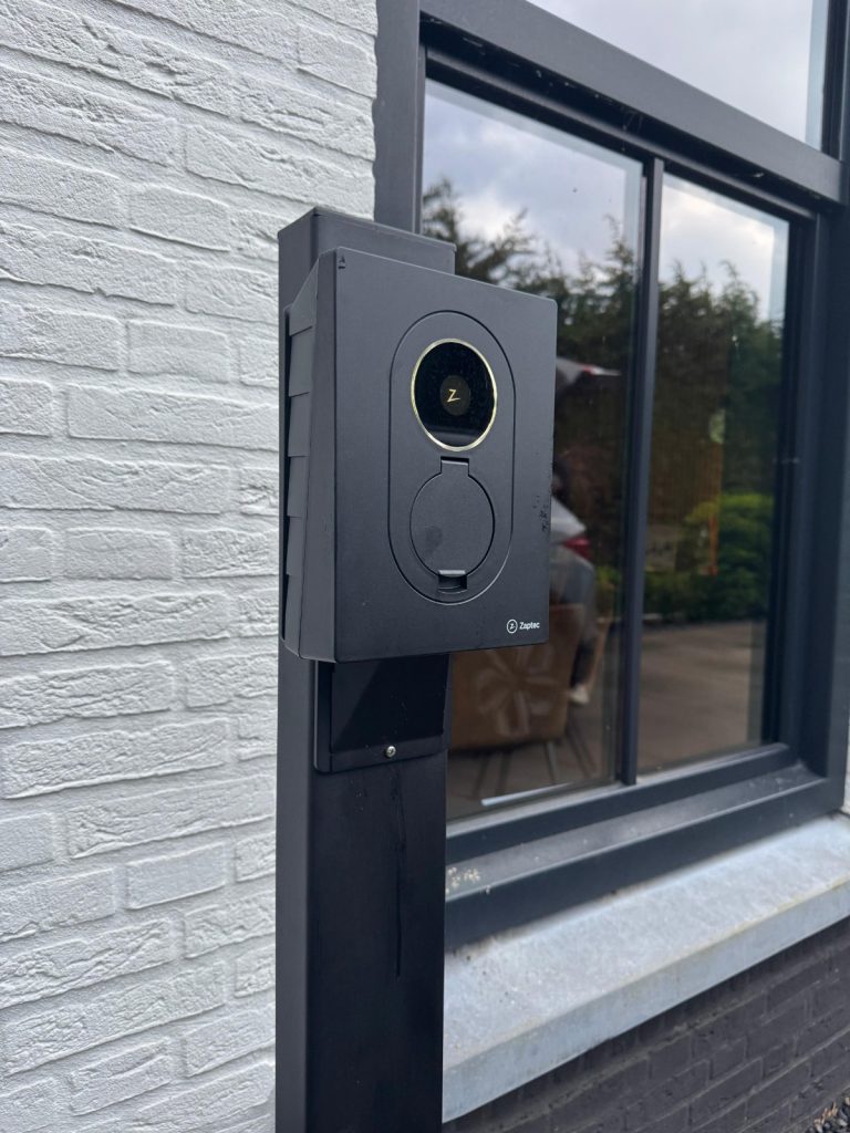 Zaptec-laadpaal aan de gevel van een woning