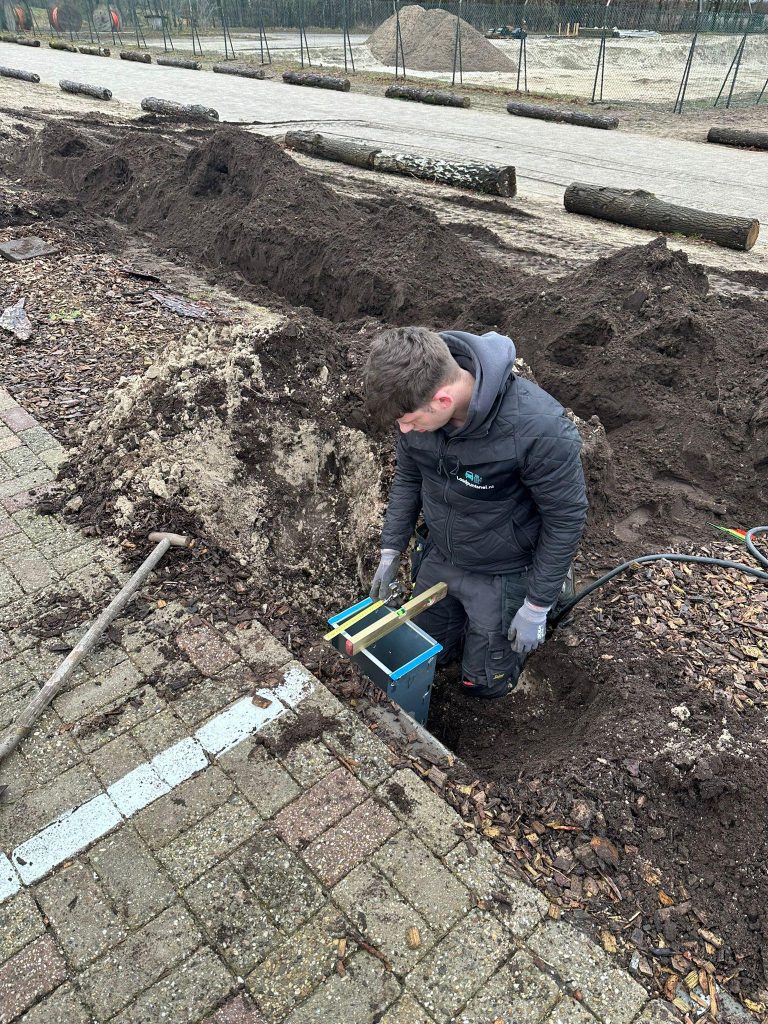 Installateur van Laadpuntsnel legt de kabel aan
