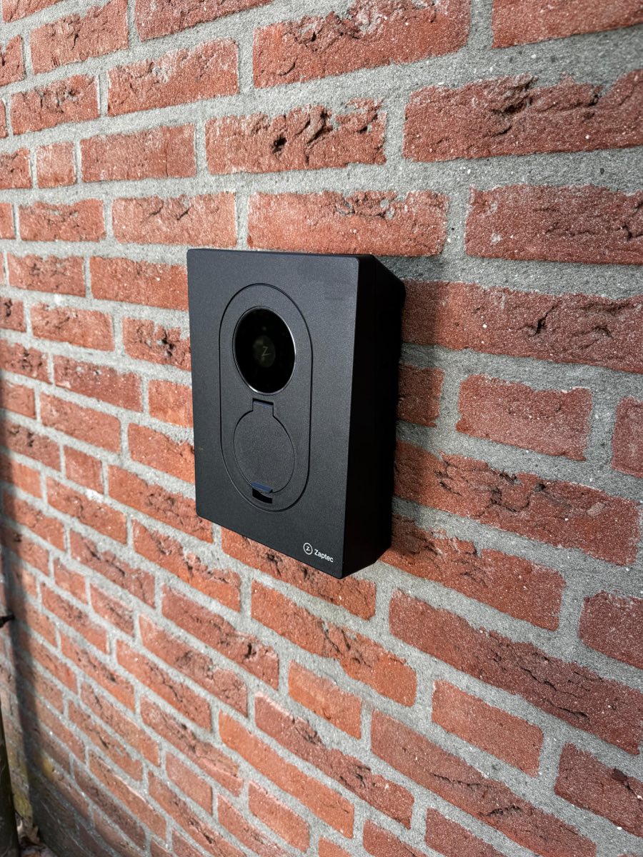 Laadpaal aan de muur bij een woning