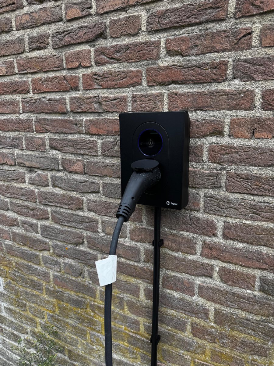 Laadpaal met laadkabel aan de muur